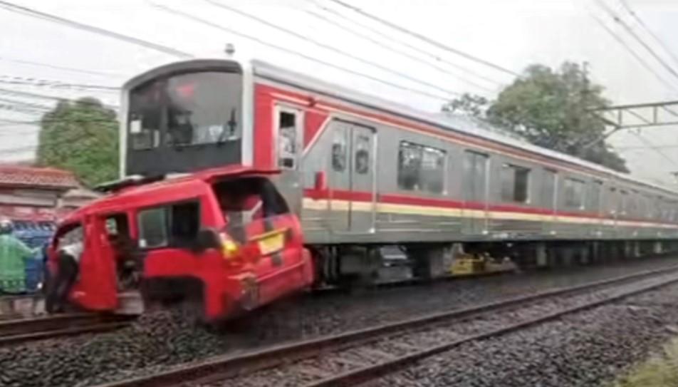 Angkot-tertabrak-kereta-listrik-di-perlintasan-Bojong-Pondok-Terong-dekat-Stasiun-Citayam-Depok.jpg