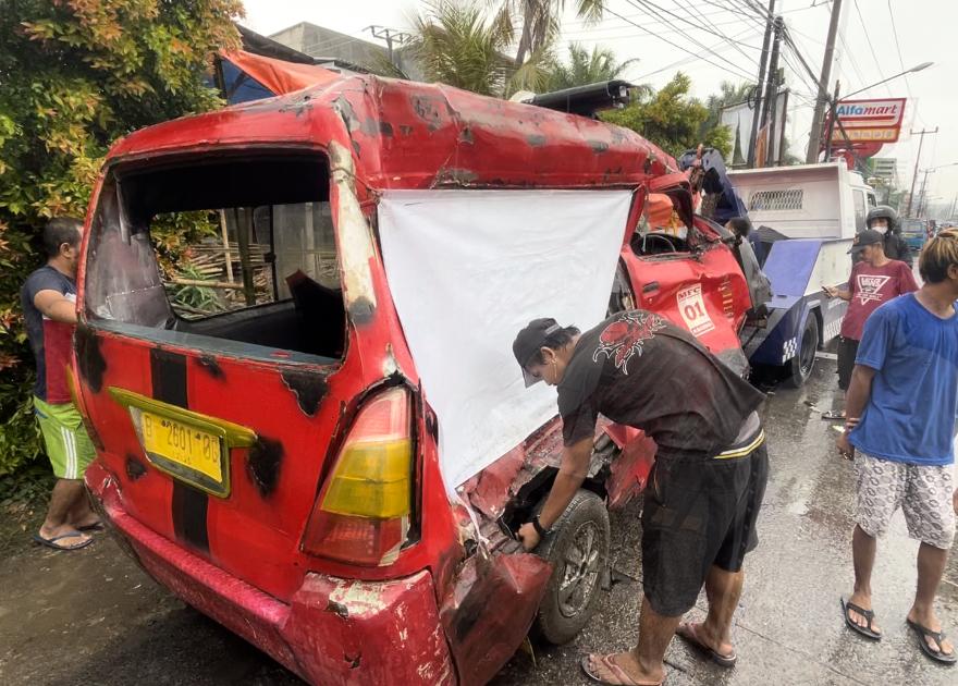 Angkot-yang-ringsek-parah-akibat-tertabrak-rangkaian-kereta-listrik-di-Kota-Depok.jpg