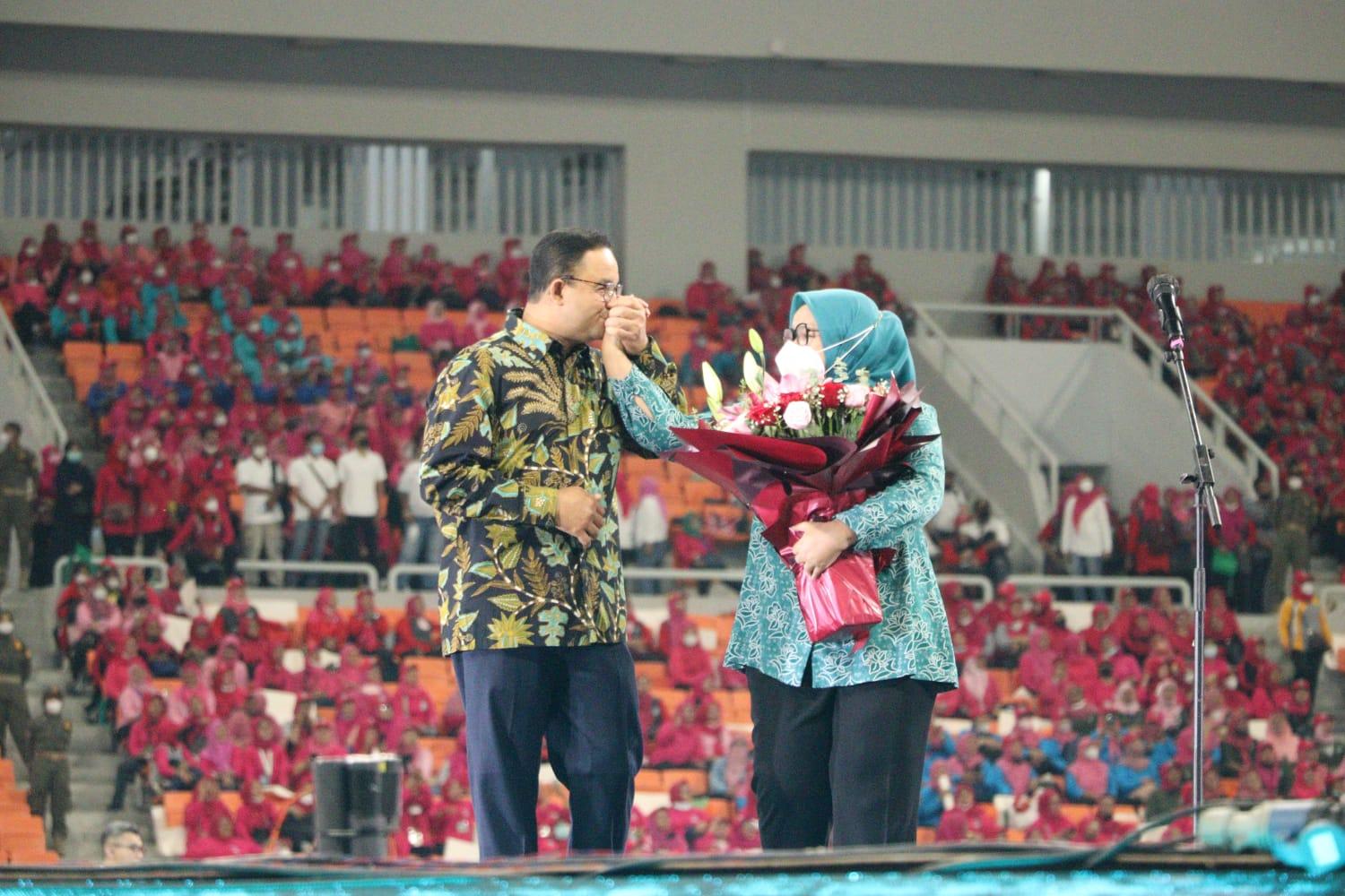 Anies-Baswedan-cium-tangan-istri-Fery-Farhati-setelah-memberikan-bunga.jpg
