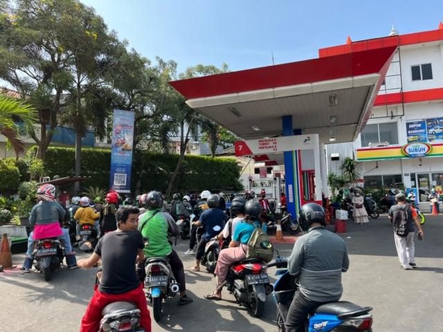 Antrean-pembelian-BBM-di-SPBU-Pondok-Cina-Beji-Depok-jelang-kenaikan-harga-BBM.jpg