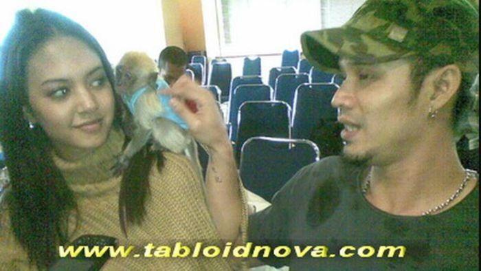 Aurelie-Moeremans-merilis-sebuah-buku-berjudul-Broken-Strings.jpg