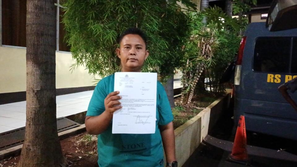 Ayah-tiri-AF-Sujatmiko-32-saat-menunjukkan-surat-pengambilan-jenazah-dari-RS-Polri-Kramat-Jati.jpg