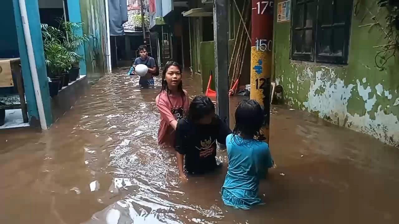 BANJIR-KEBON-PALA-Banjir-yang-merendam-permukiman-warga-di-kawasan-Kebon-Pala.jpg