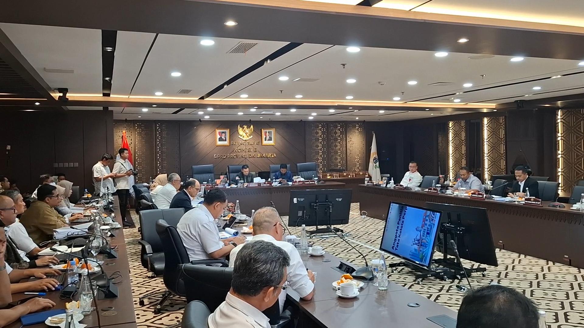 BANYAK-PASAR-TAK-KANTONGI-SLF-Rapat-Pansus-Tata-Kelola-Perparkiran-DPRD.jpg
