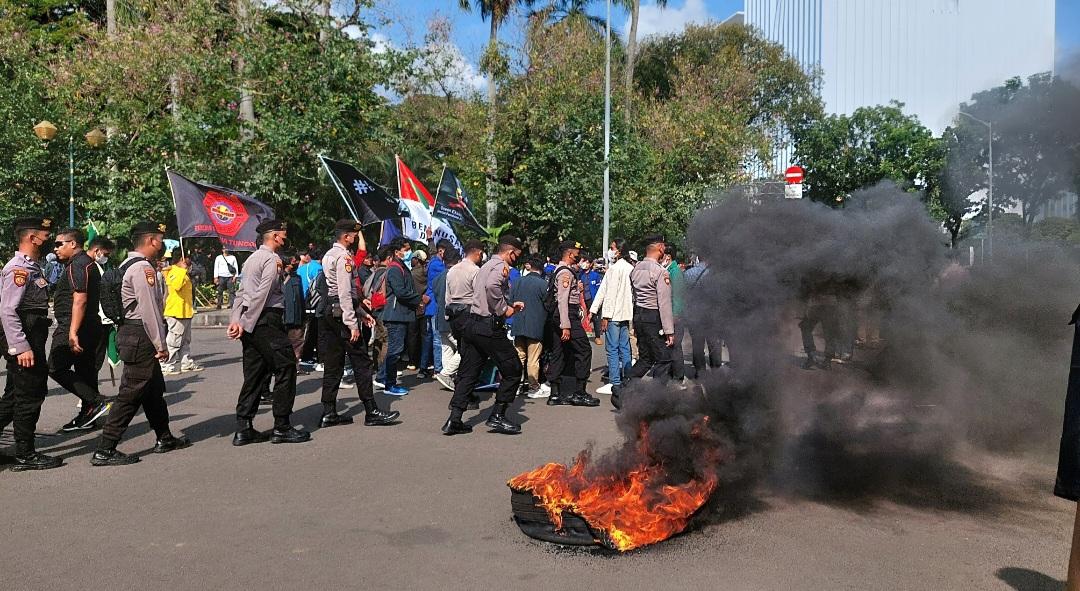 BEM-Nusantara-Bakar-Ban-di-Depan-Patung-Kuda-Jakpus-Selasa-692022-1.jpg