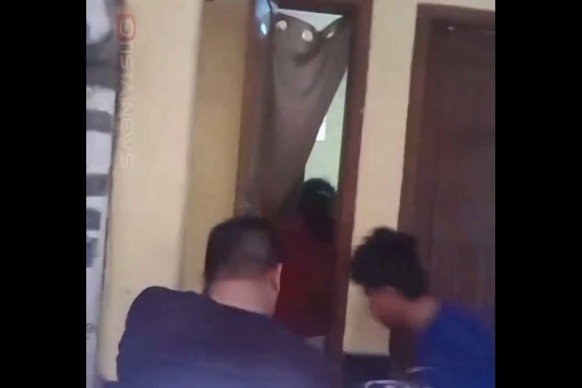Balita-ditinggal-orangtua-di-rumah-sendirian.jpg