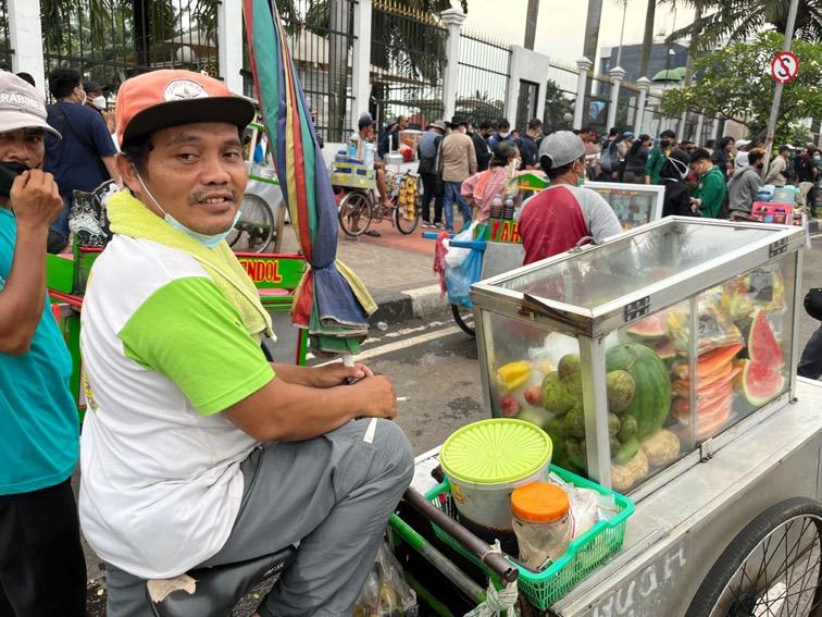 Bambang-tengah-berjualan-rujak-di-tengah-aksi-demo-mahasiswa-di-depan-Gedung-DPR.jpg