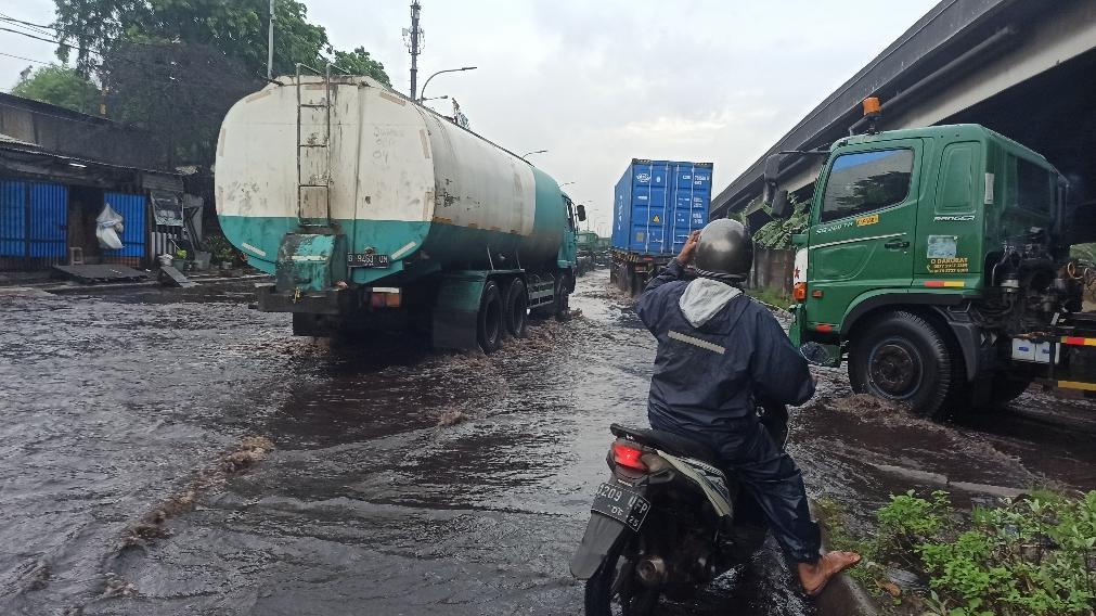 Banjir-merendam-Jalan-Raya-Cakung-Cilincing-Jakarta-Utara-Jumat-2422023.jpg