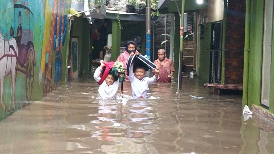 Banjir-yang-merendam-permukiman-warga-Kebon-Pala-Kampung-Melayu.jpg