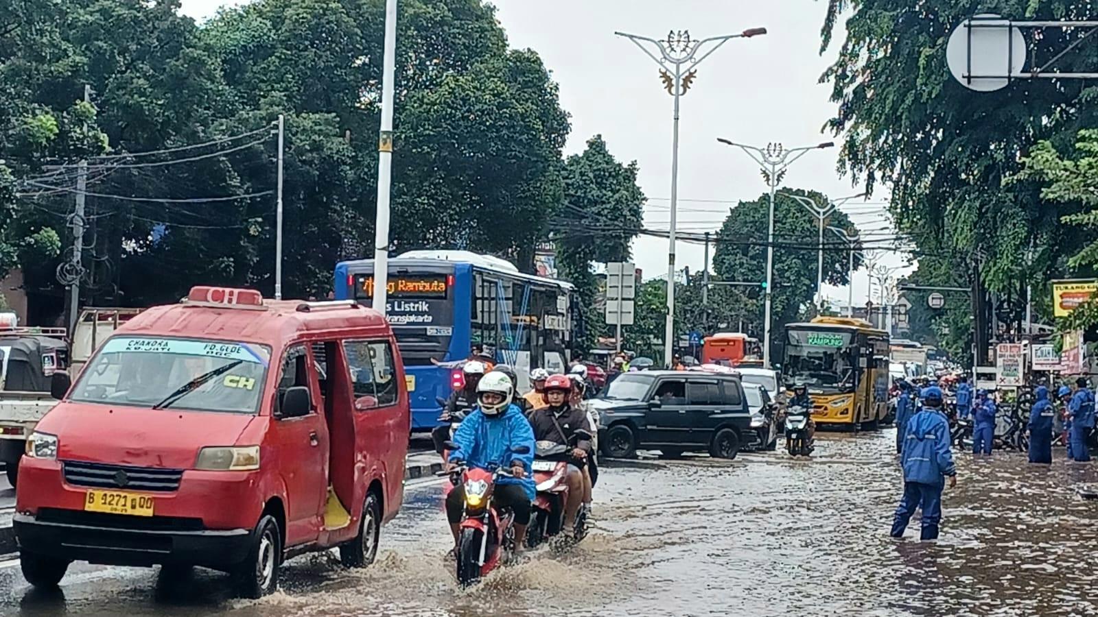 Banjir-yang-merendam-ruas-Jalan-Raya-Bogor-dari-arah-Ciracas-menuju-Kramat-Jati.jpg