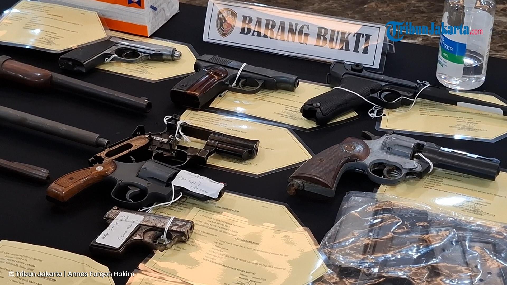 Barang-bukti-senjata-api-ilegal-yang-disita-Polda-Metro-Jaya-dari-sindik.jpg
