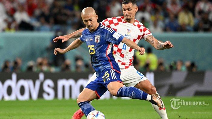 Bek-Timnas-Kroasia-Dejan-Lovren-berebut-bola-dengan-penyerang-Timnas-Jepang-Daizen-Maeda.jpg