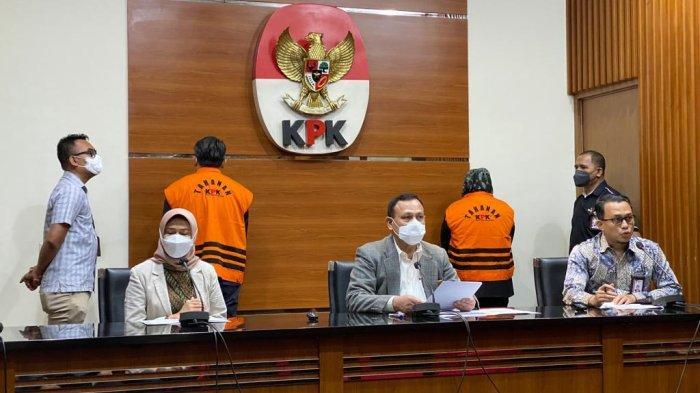 Bupati-Bogor-Ade-Yasin-resmi-mengenakan-rompi-oranye-KPK.jpg