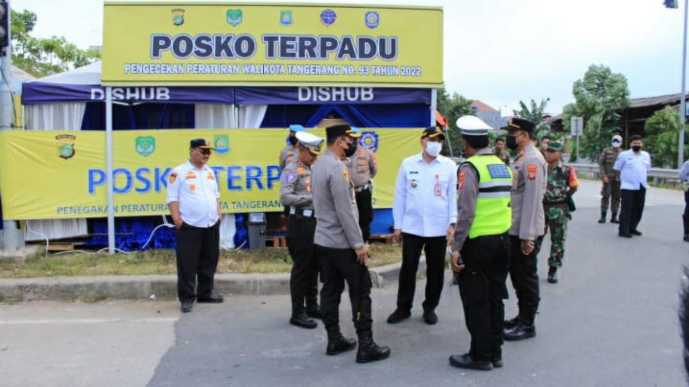 Bupati-Tangerang-Ahmed-Zaki-Iskandar-turun-langsung-ke-lapangan-di-persimpangan-Dadap-1.jpg