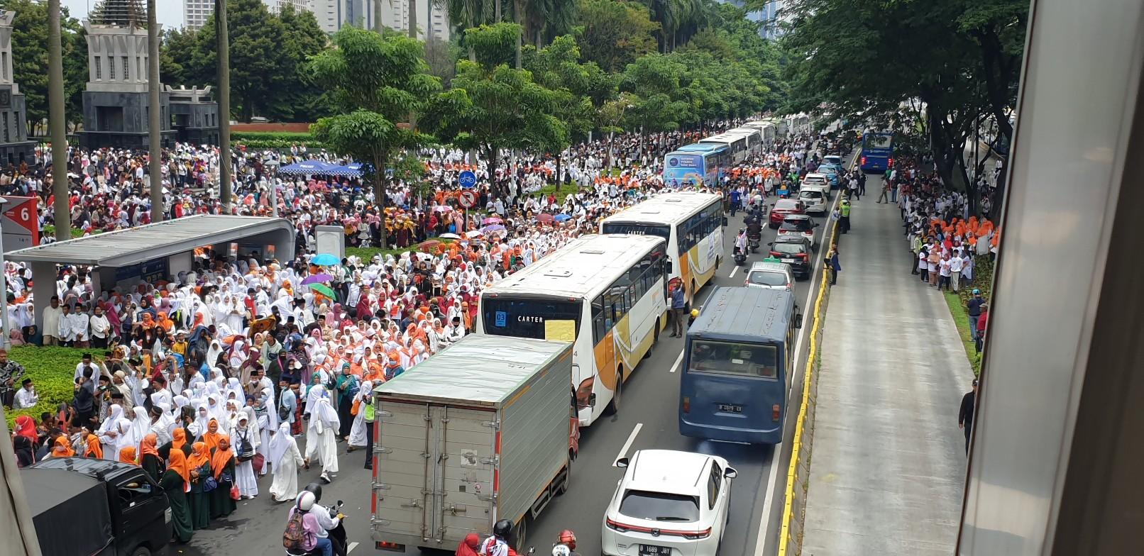 Bus-rombongan-relawan-Jokowi-parkir-di-Jalan-Sudirman-hingga-Gatot-Subroto-4.jpg
