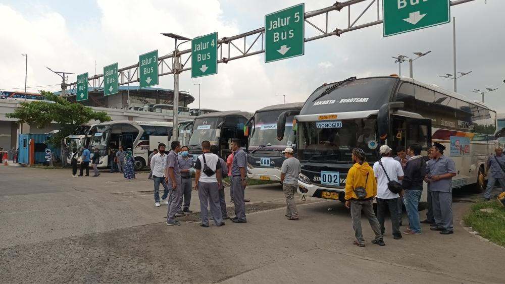 Bus-yang-mengangkut-peserta-mudik-gratis-di-Terminal-Pulogebang.jpg