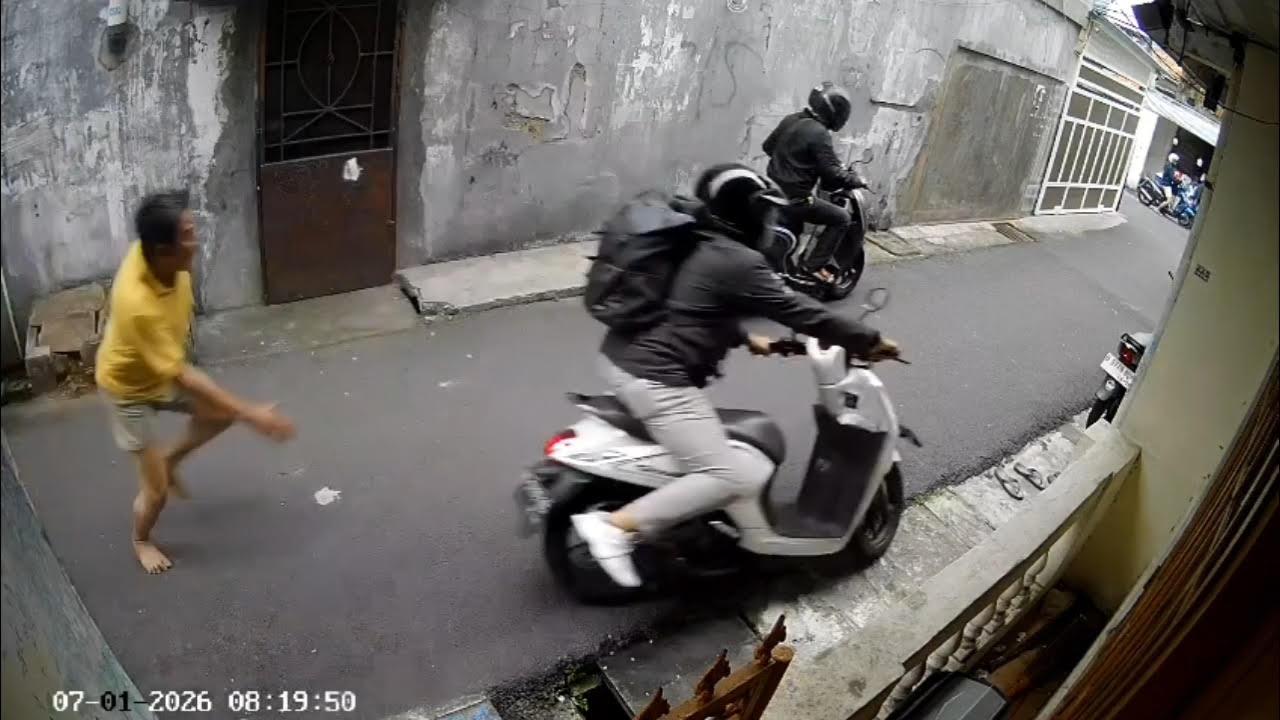 CURI-MOTOR-Rekaman-CCTV-saat-pencuri-motor-palmerah.jpg