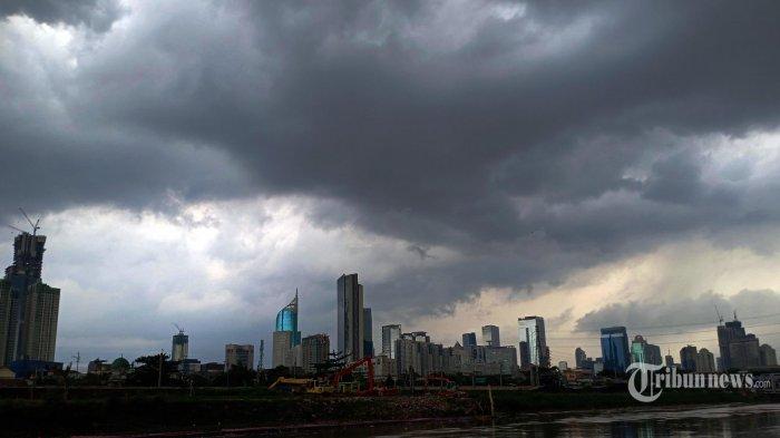 Cuaca-ekstrem-di-Jakarta-Pemandangan-saat-awan-mendung-menyelimuti-wilayah-Jakarta.jpg