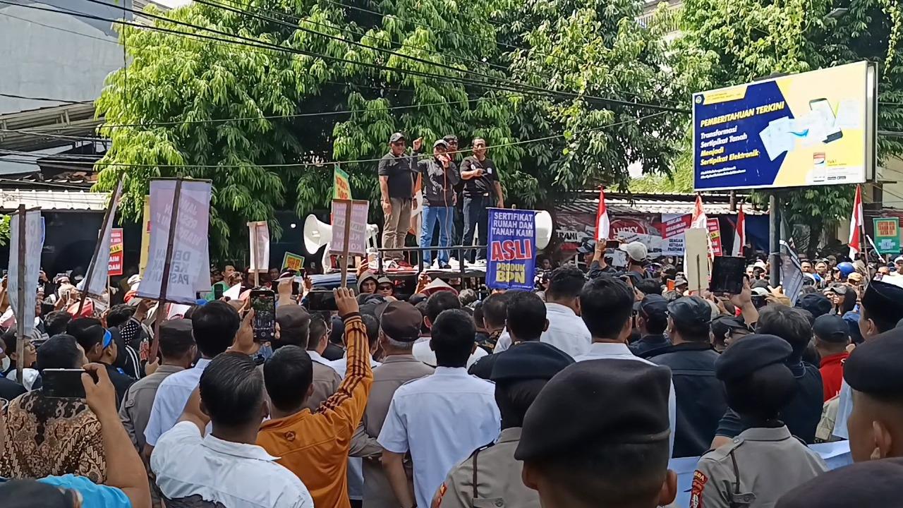 DEMO-KANTOR-BPN-Ribuan-warga-Kelurahan-Sunter-Jaya-menggeruduk-Kantor.jpg