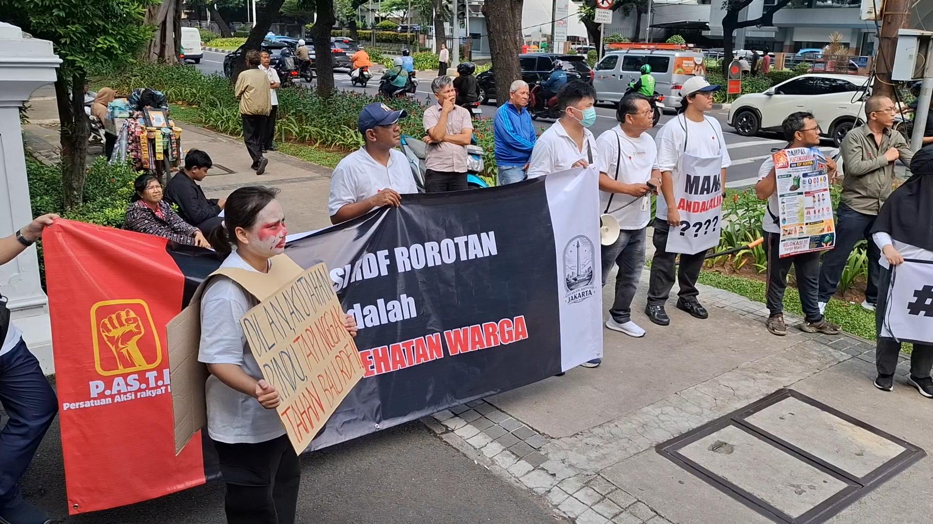DEMO-TOLAK-RDF-Warga-terdampak-RDF-Rorotan-menggelar.jpg