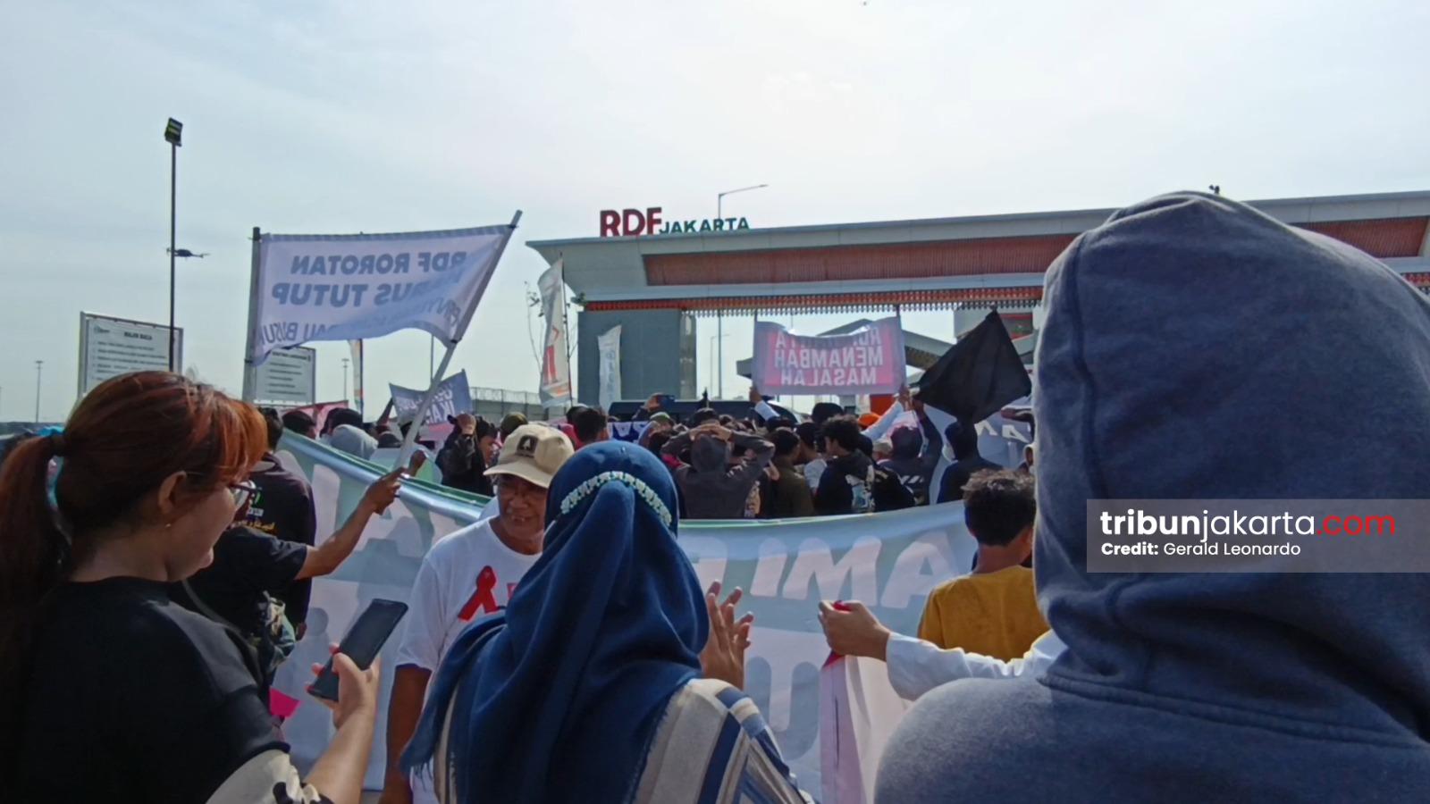 DEMO-WARGA-DI-RDF-ROROTAN-Suasana-aksi-unjuk-rasa-warga-menuntut.jpg