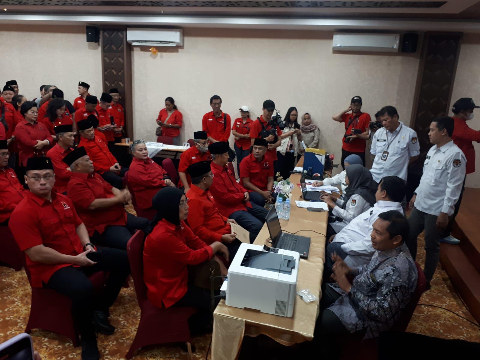 DPD-PDIP-DKI-Jakarta-saat-mendaftarkan-bacaleg-mereka-ke-KPU-DKI-Jakarta-Kamis-1152023.jpg