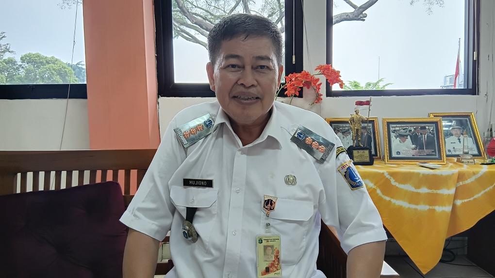 DUKUNG-PRANCIS-Camat-Pasar-Rebo-Mujiono-saat.jpg