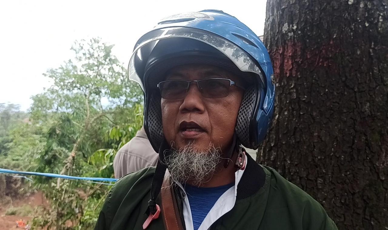 Dede-56-ayahanda-dari-Widarto-27-sopir-truk-yang-diduga-jadi-korban-longsor-Cianjur.jpg