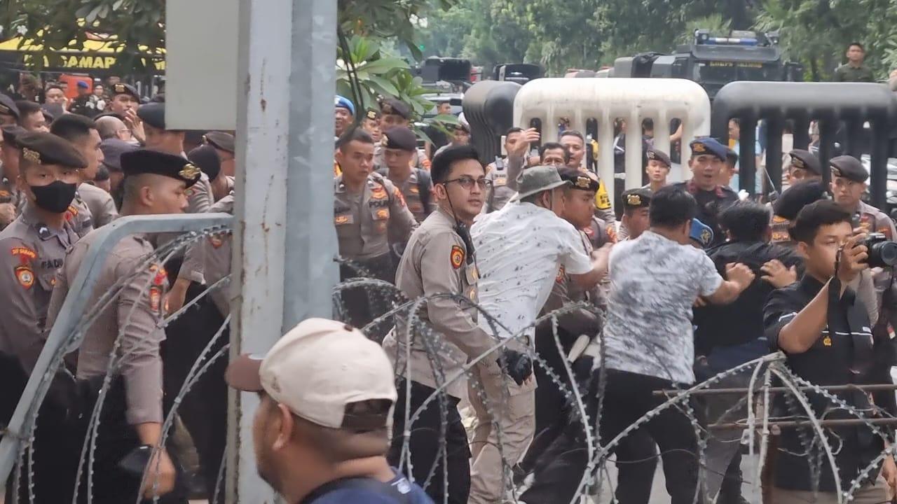 Demo-mahasiswa-menolak-dinasti-politik-ditangkap-polisi.jpg