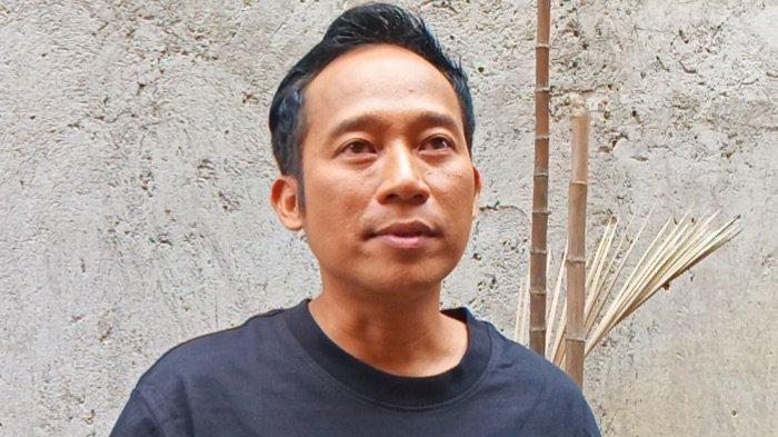 Denny-Cagur-lega-setelah-pelantikannya-sebagai-wakil-rakyat.jpg