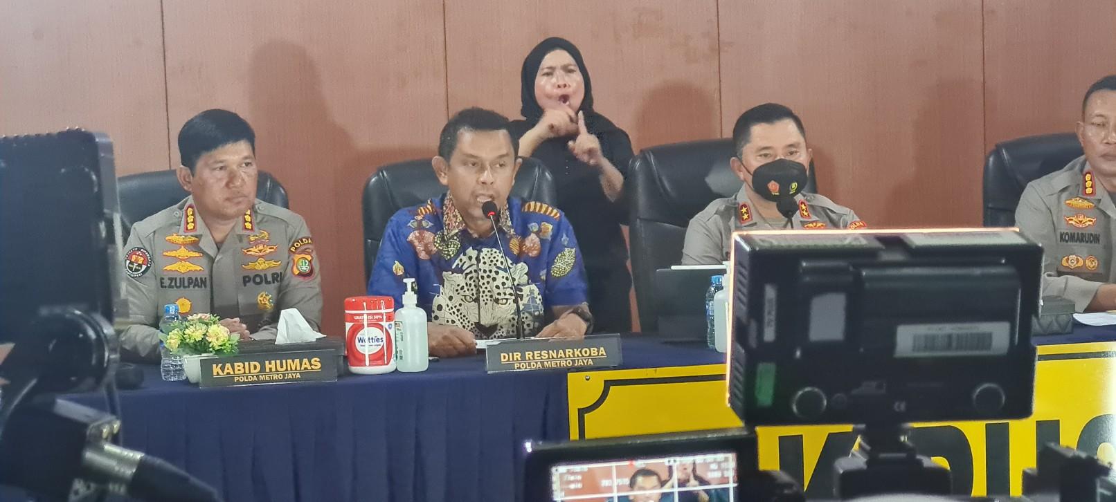 Direktur-Narkoba-Polda-Metro-Jaya-Kombes-Mukti-Juharsa-kemeja-biru-pada-Jumat-14102022.jpg