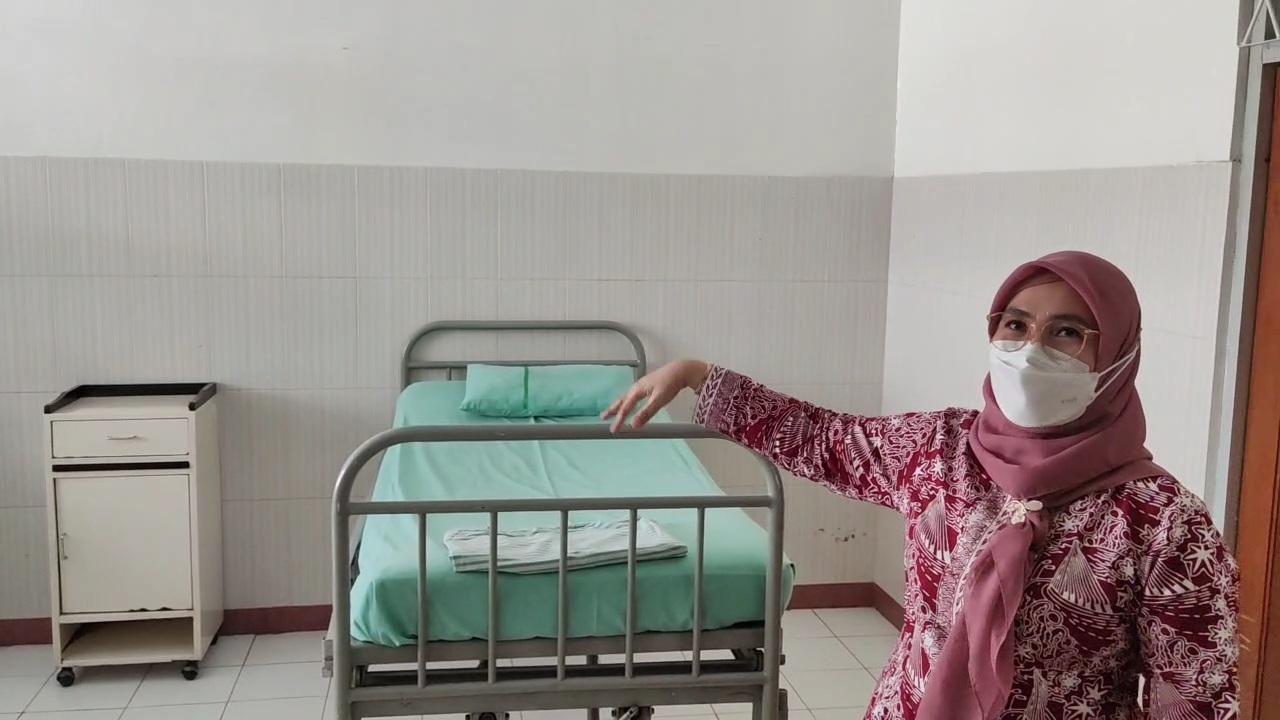 Direktur-RSJIK-Dr-Prasila-Darwin-tempat-tidur-disiapkan-untuk-merawat-Caleg-Pemilu-2024-1.jpg