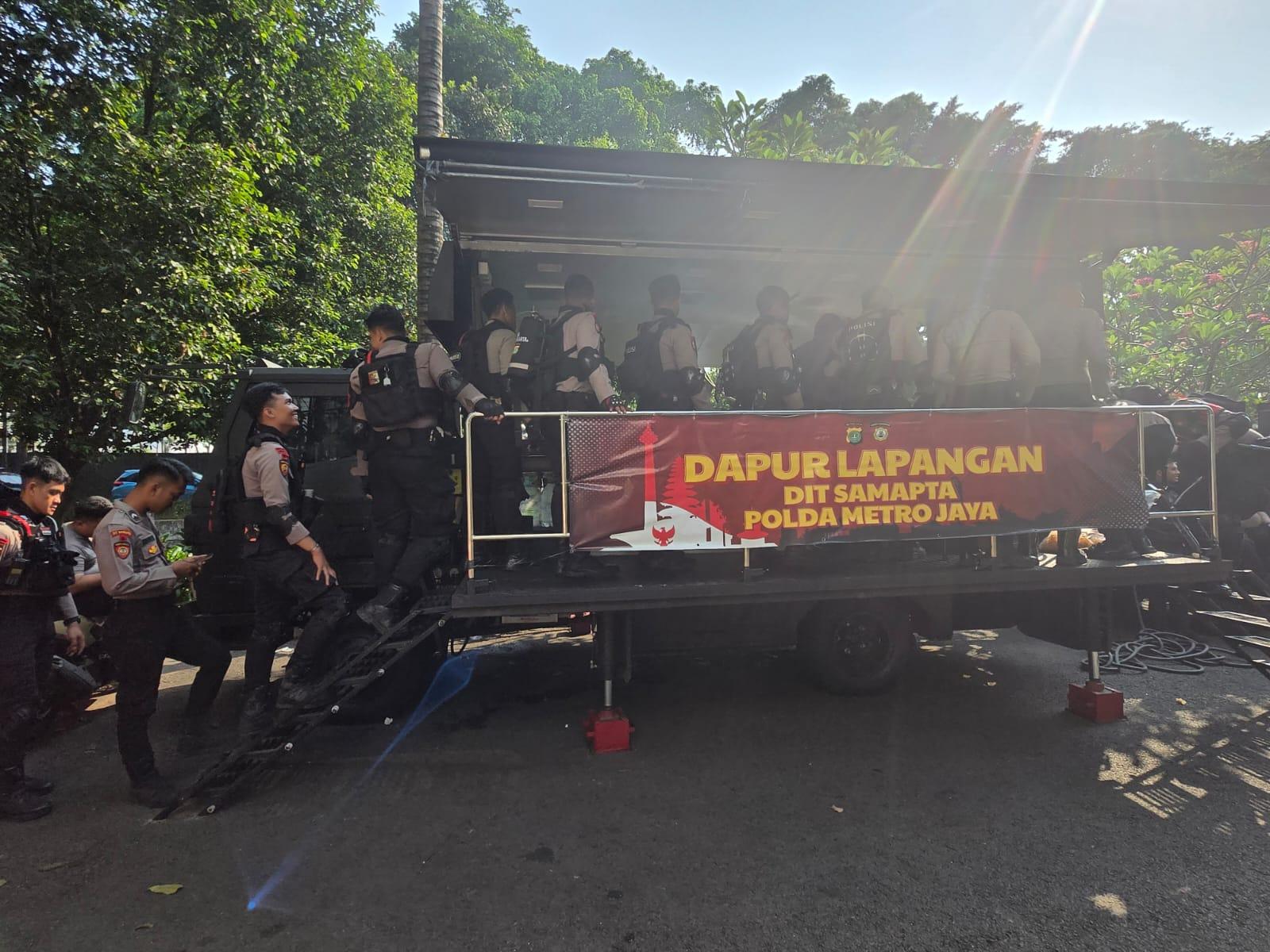 Momen Personel Ditsamapta Polda Metro Jaya Berbagi Makanan dengan Pasukan Pengamanan dan Warga - Tribunjakarta.com