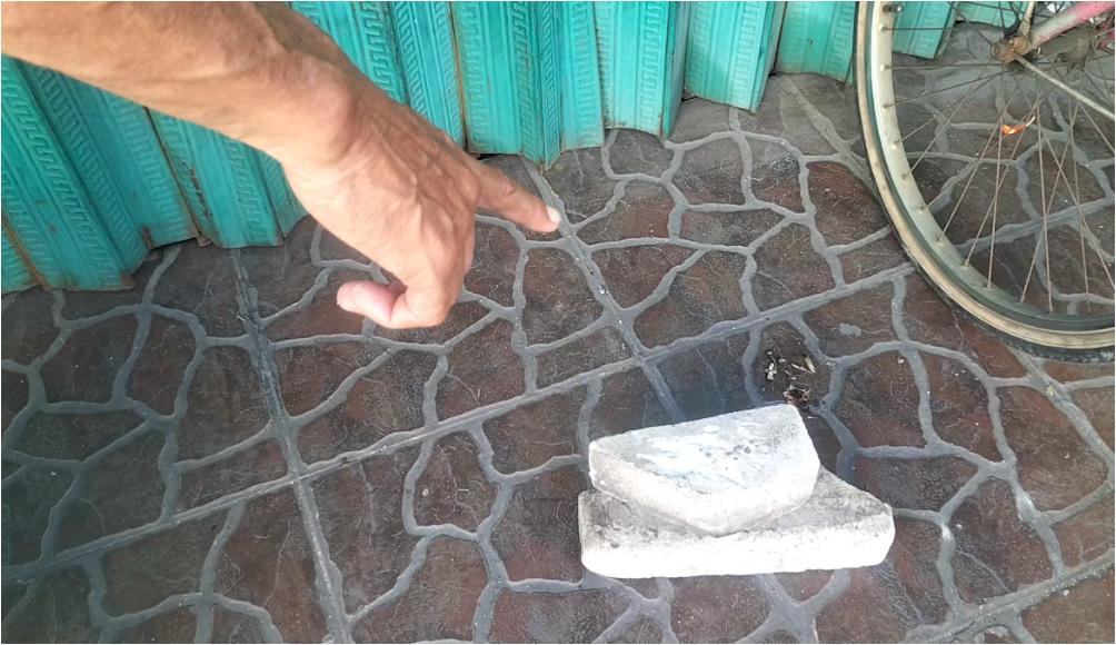 Dua-bongkah-batu-yang-ditinggalkan-pelaku-pencurian-ban-motor-di-Tanjung-Priok-Jakarta-Utara.jpg