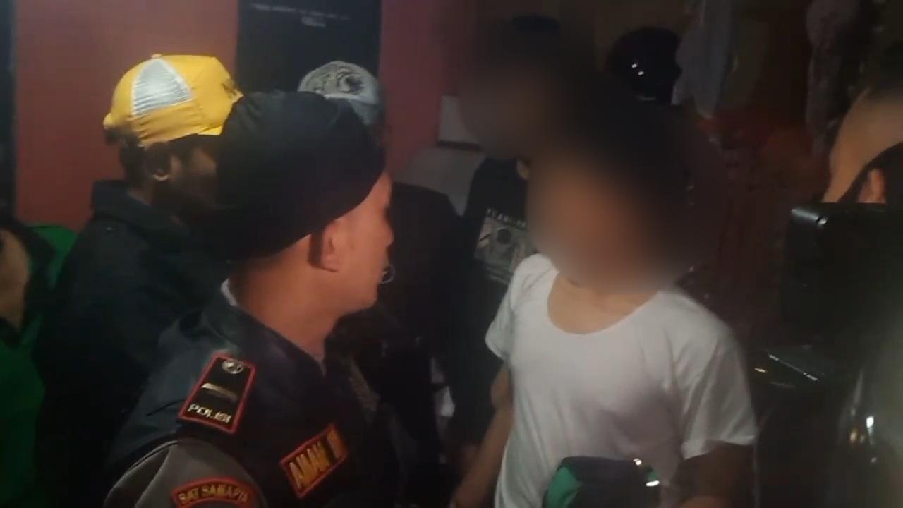 Tabrak Trotoar Saat Cari Musuh, Dua Remaja Bersenjata Tajam Diamankan Warga