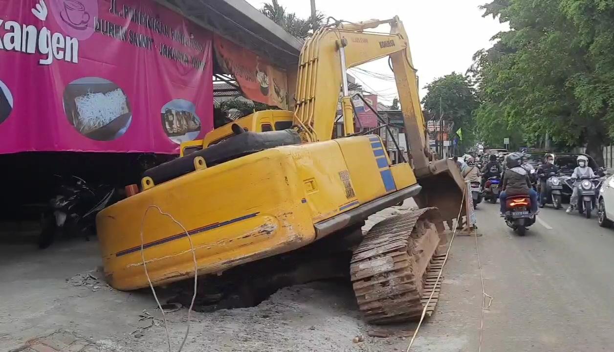 Ekskavator Proyek Sudin SDA Jakarta Timur Amblas, Warga Mengeluh