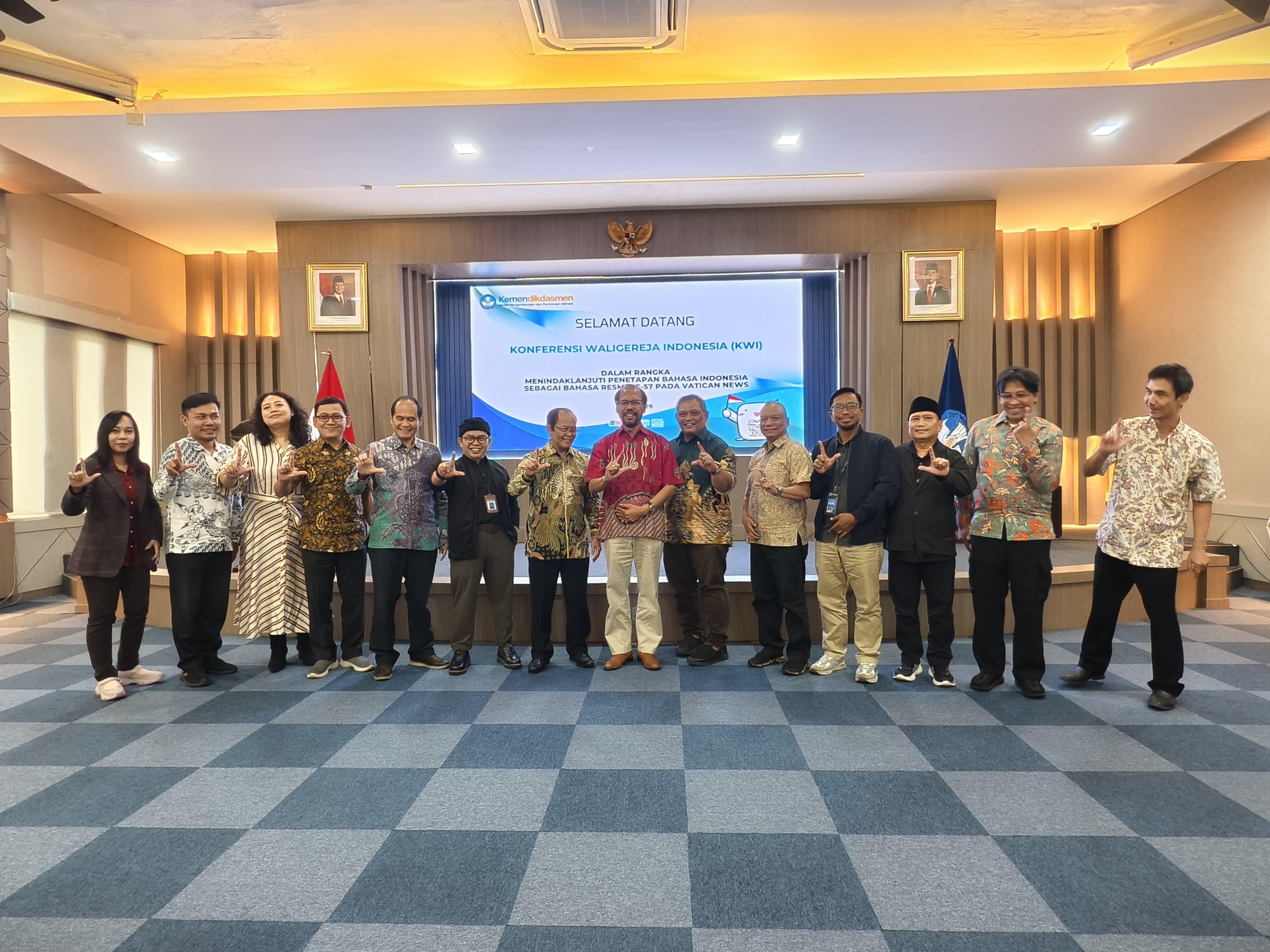 FOTO-BERSAMA-Para-peserta-pertemuan-antara-Badan-Bahasa-KWI-dan-PWKI.jpg
