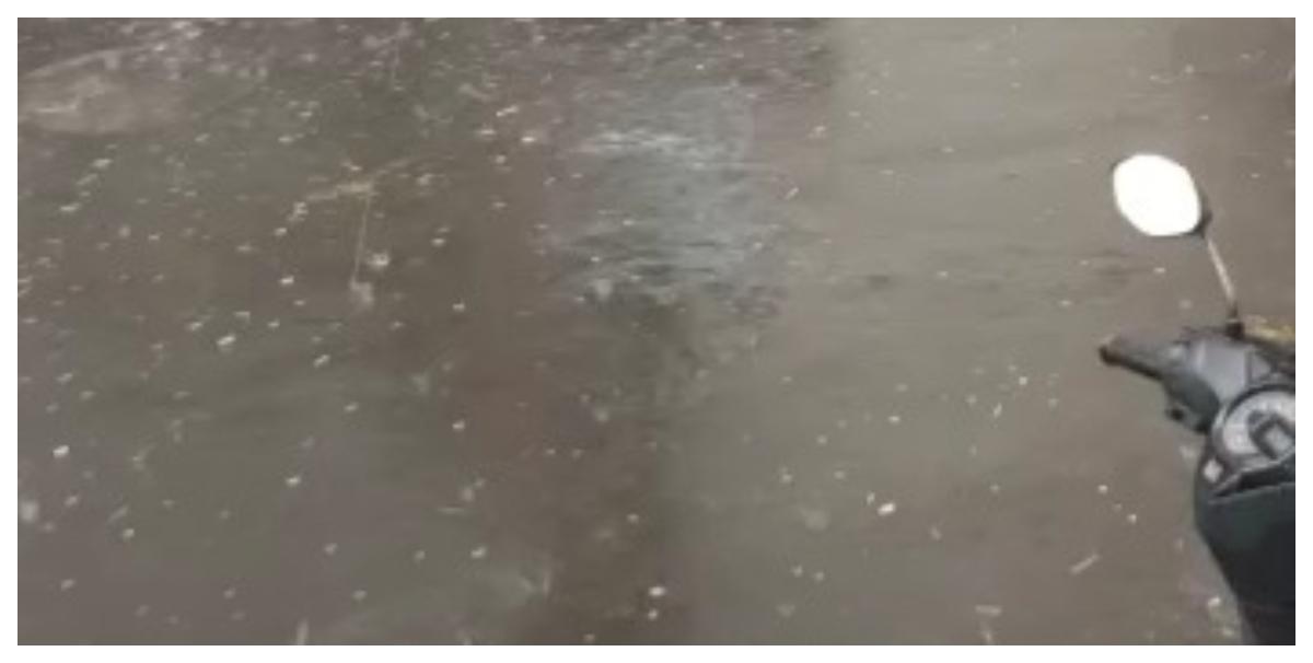 Hujan Es di Cawang Jakarta Timur Buat Pemotor Menepi