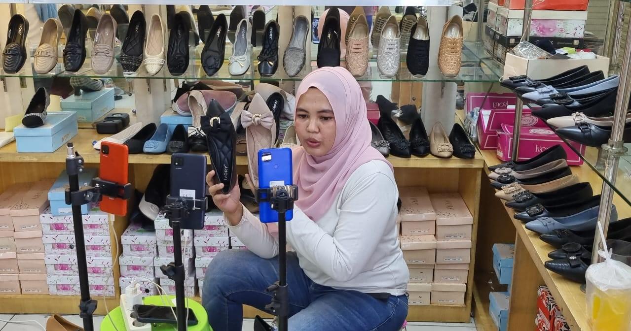 Fitri-pedagang-pakaian-muslim-di-Pasar-Tanah-Abang-jajakan-dagangannya-dengan-live-di-media-sosial.jpg