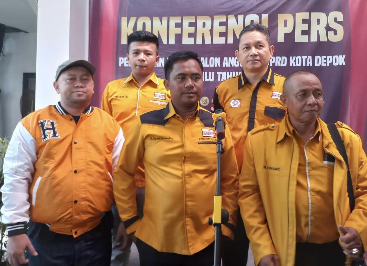 Foto-Ketua-DPC-Partai-Hanura-Kota-Depok-Miftah-Sunandar-tengah-didampingi-jajaran-pengurus.jpg