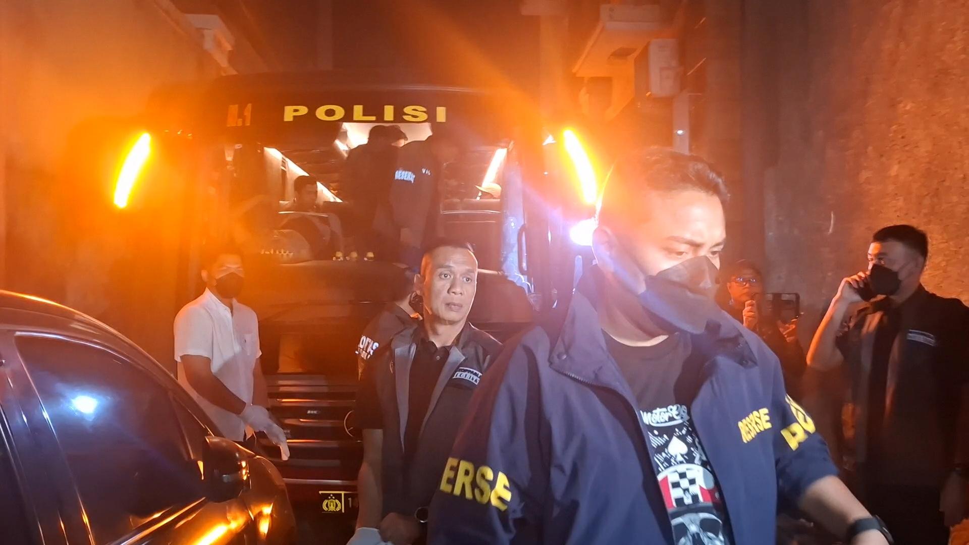Tengah Malam Kortas Tipidkor Geledah Ruko di Cipete, Bawa 3 Bus Polisi hingga Datangkan Ahli Kunci - Tribunjakarta.com