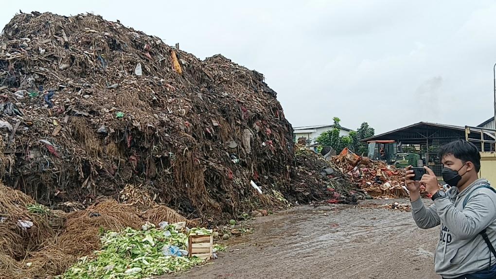 GUNUNGAN-SAMPAH-PASAR-INDUK.jpg