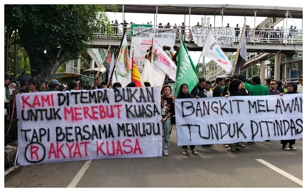 Gabungan-sivitas-akademika-UNJ-menggelar-aksi-unjuk-rasa-di-depan-Kampus-UNJ.jpg