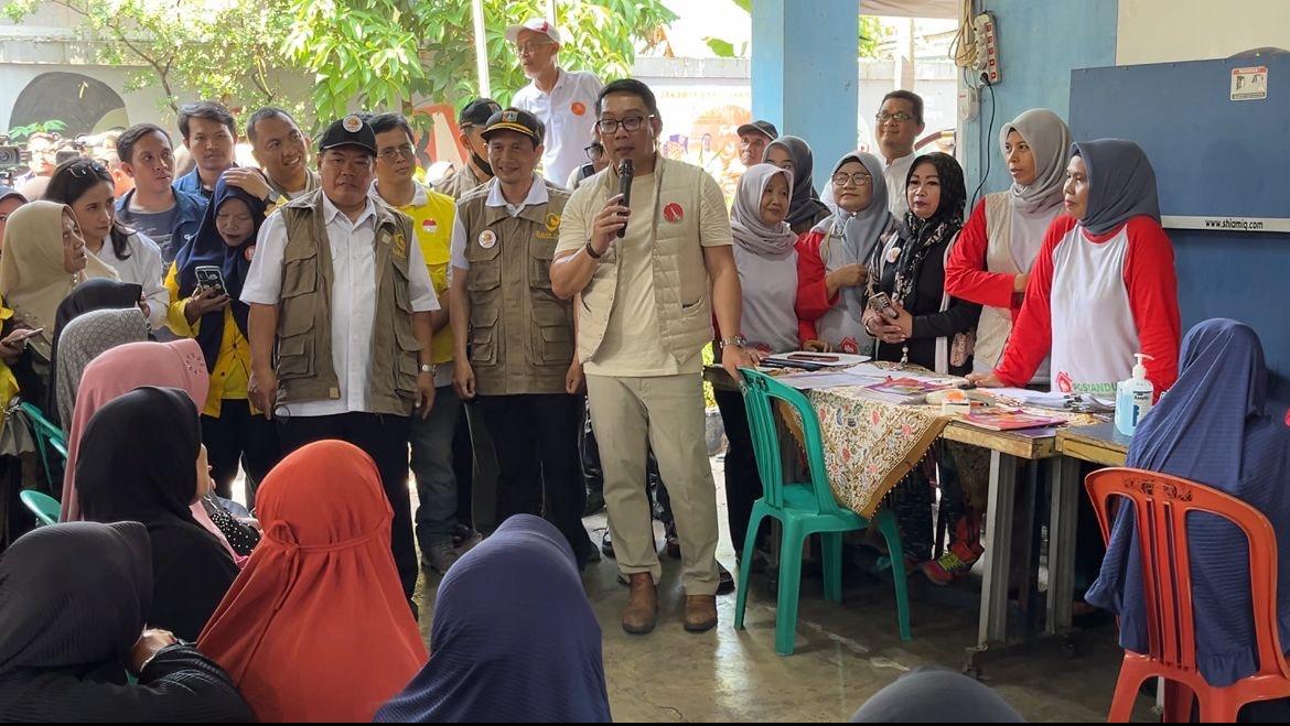 Gubernur-DKI-Jakarta-Ridwan-Kamil-saat-tengah-menyapa-warga-di-Posyandu-Lansia.jpg