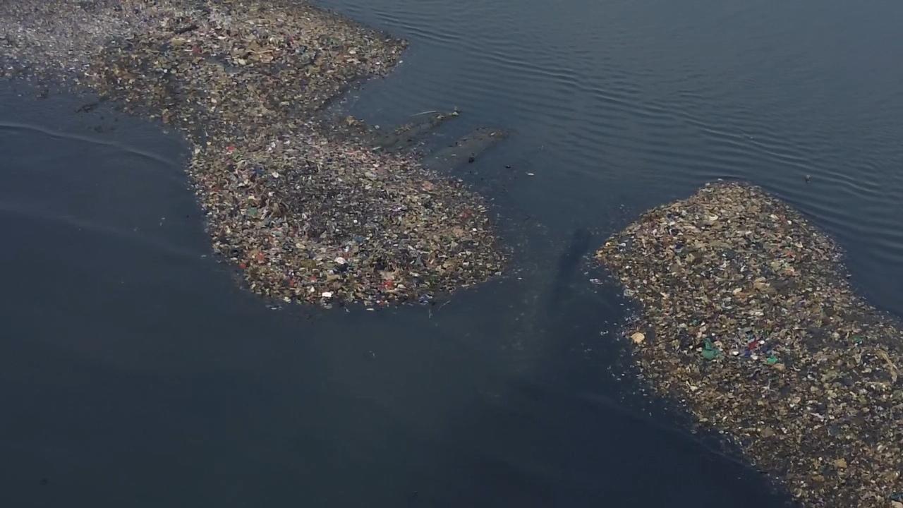 Hamparan-sampah-yang-menumpuk-di-kawasan-pesisir-Muara-Angke.jpg