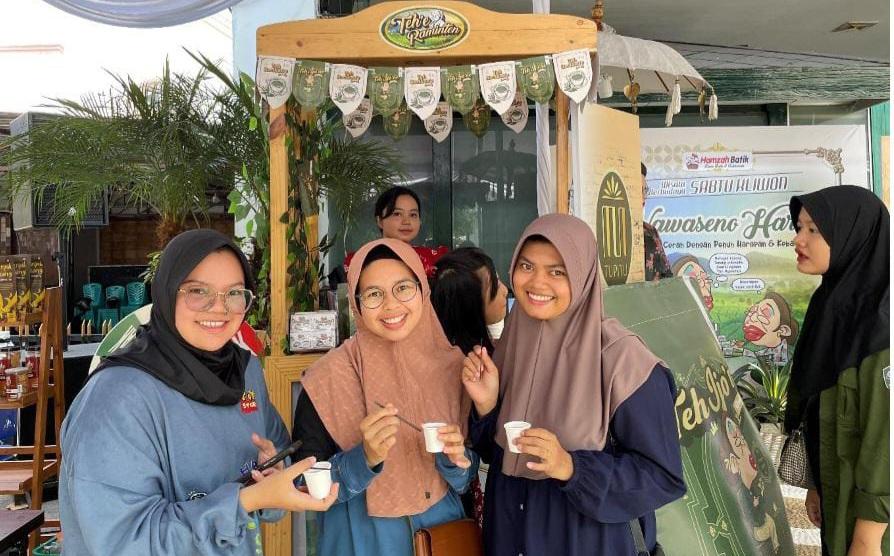 Hamzah-Batik-mengumumkan-peluncuran-produk-teh-racik-dan-teh-hijau.jpg