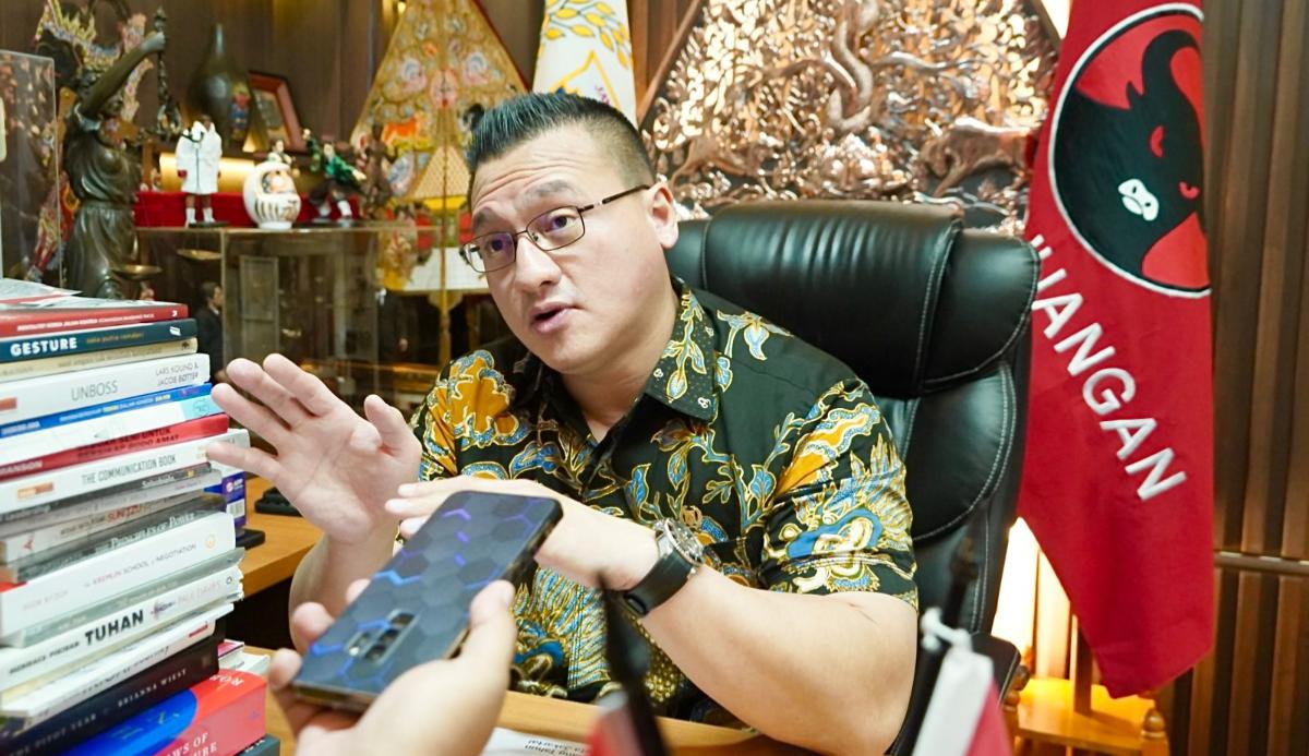 Hardiyanto-Kenneth-mengkritik-perihal-pemecatan-guru-honorer-secara-sepihak-di-Jakarta.jpg