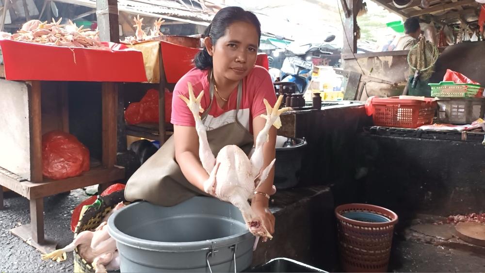 Jelang Nataru, Harga Daging Ayam di Pasar Kramat Jati Tembus Rp55 Ribu Per Ekor