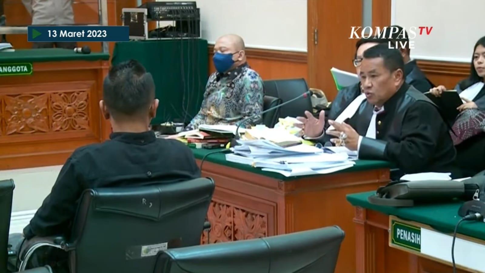 Hotman-Paris-saat-mengajukan-pertanyaan-kepada-saksi-wartawan-Jontra-Manvis-Bhakara.jpg