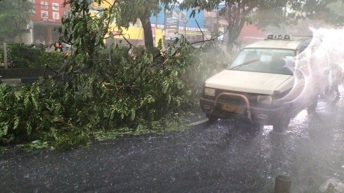 Hujan-deras-disertai-angin-kencang-menyebabkan-pohon-di-Jalan-Raya-Margonda.jpg